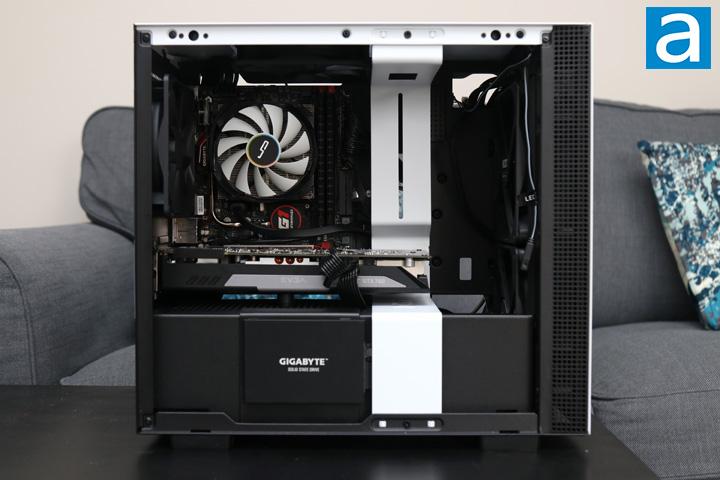Il case a torre NZXT H210i recensioni